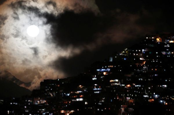 Суперлуние над трущобами Петаре в Каракасе, Венесуэла.