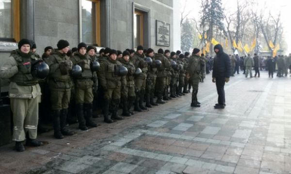 Нацгвардия также прибыла на места проведения митингов. По официальным данным, службу в центральной части Киева несут 5000 правоохранителей