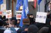 Участники акции протеста, требующие вернуть вклады обанкротившихся банков, у здания Верховной рады Украины в Киеве.