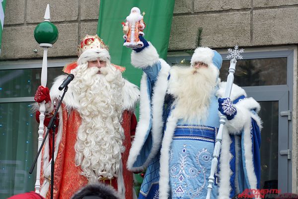 Волшебник в торжественной обстановке передал новогодний символ пермскому Деду Морозу.  