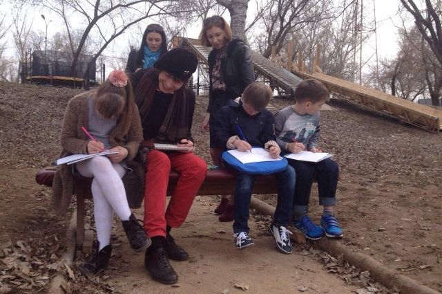 Малыши с удовольствием рисовали мост через Урал.