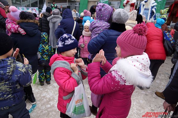 Дети играли в ладушки, а также участвовали в весёлых конкурсах от главного волшебника страны.