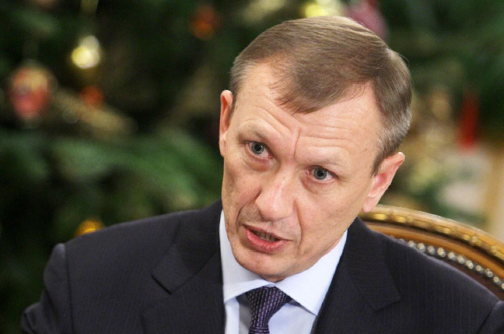 Экс-губернатор Брянска Николай Денин. Срок: шесть месяцев, с 22 мая по 18 декабря 2015 года. Обвинение: злоупотребление должностными полномочиями, незаконное выделение птицефабрике «Снежка» 21,8 миллиона рублей из резервного фонда области. 19 ноября признан виновным в инкриминируемом преступлении и приговорен к четырем годам лишения свободы с отбыванием в колонии общего режима.