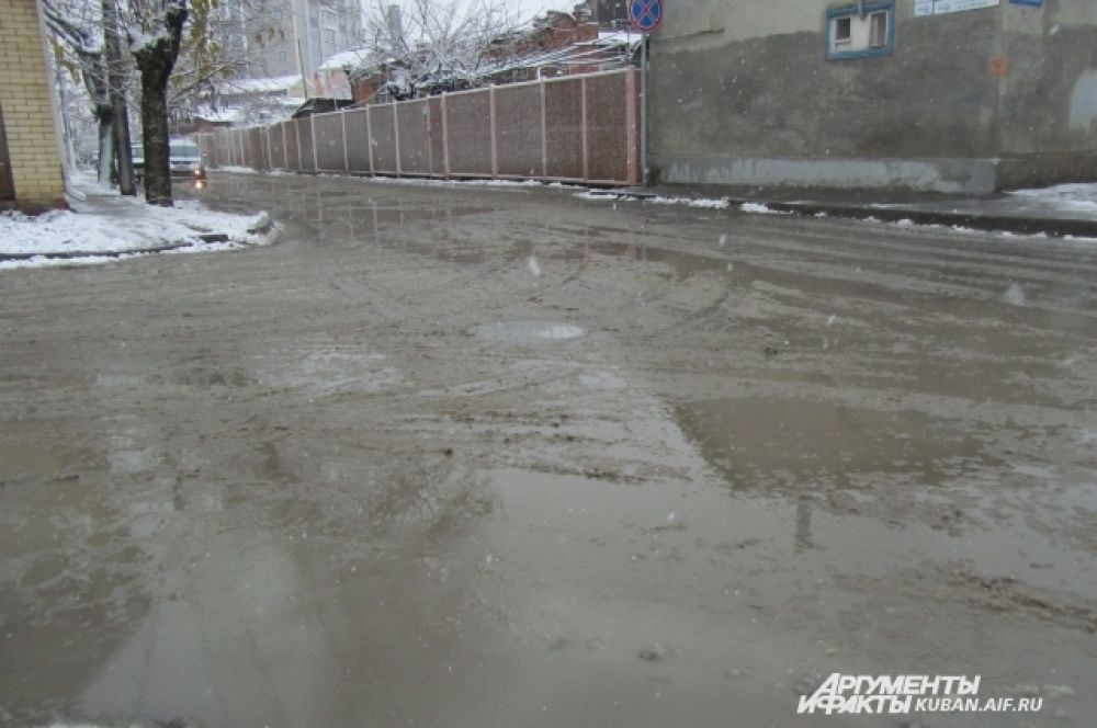 На дорогах снега уже нет, только грязная жижа.