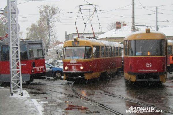 Трамваи тоже выстроились в очередь на перекрестке улиц Горького и Кирова.