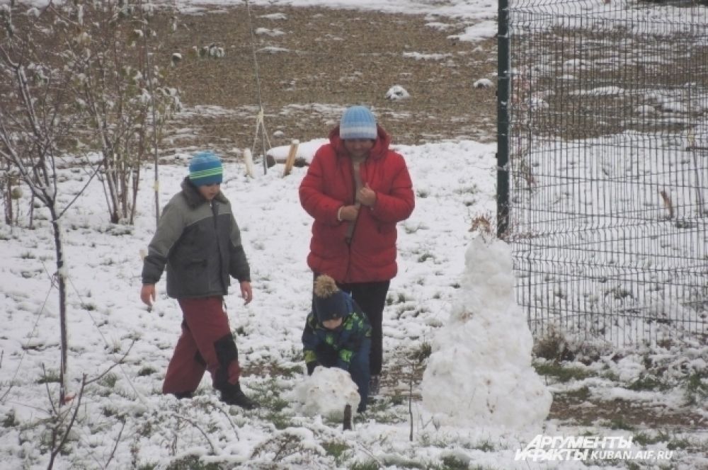 Дети уже лепят снеговиков.
