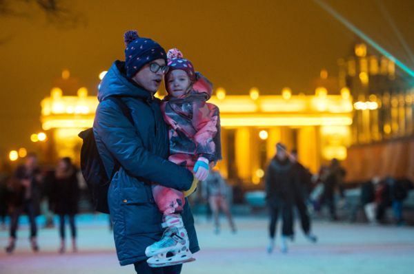 Отдыхающие на открытии Стрит-арт-катка в Парке Горького в Москве.