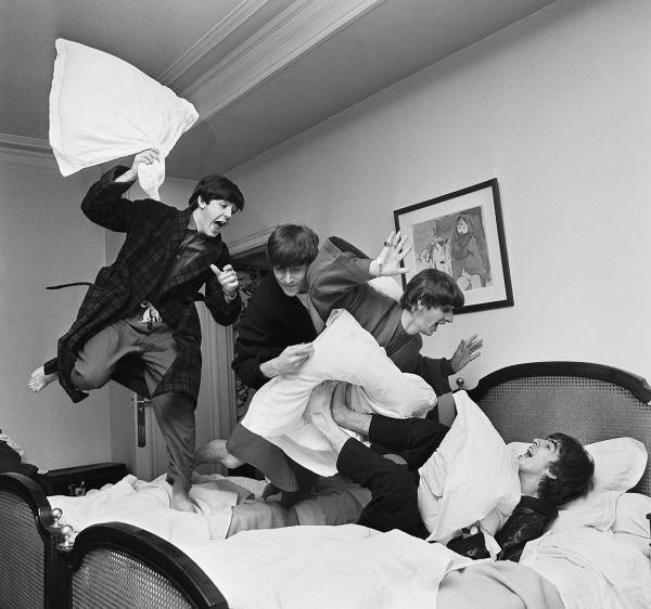 Эту четверку знают, наверное, все. Группа The Beatles устроила на фото бойню подушками. Снимок был сделан в 1964-м