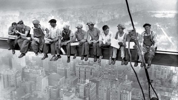 «Обед на верху небоскреба». Именно так неизвестный автор назвал это впечатляющее фото, которое было сделано в 1932 году над Манхэттеном