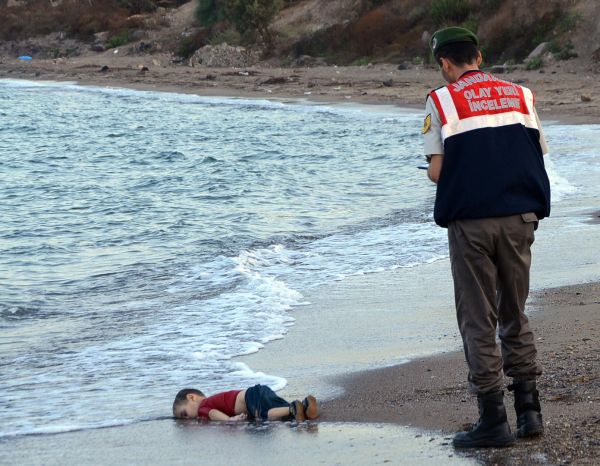 Изображение было сделано в 2015 году на одном из турецких пляжей. Здесь запечатлен ребенок, которого бросила его семья, которая пыталась сбежать в Грецию от войны в Сирии. К сожалению, семья и ребенок погибли