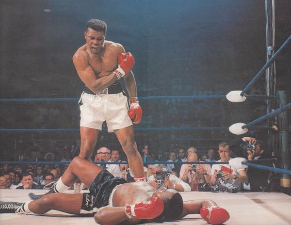 Все, кто хоть немного интересовались боксом, знают, что это Мухаммед Али, боксер, которого знают все. Фото было сделано в 1965-м