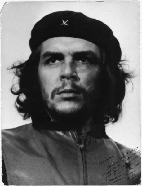 Это фото было сделано в 1960-м. Здесь изображен известный кубинский революционер Че Гевара