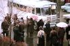 «Служебный роман», 1977 год. Можно сказать, что в этой киноленте Эльдар Рязанов снимался в массовке. Он исполнил роль незаметного пассажира автобуса. Кстати, знаменитая песня из этого фильма «У природы нет плохой погоды» была написана на стихи Рязанова. 