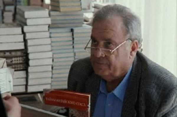 «Привет, дуралей», 1996 год. Эльдар Рязанов в роли Николая Тимофеевича, директора книжного магазина.