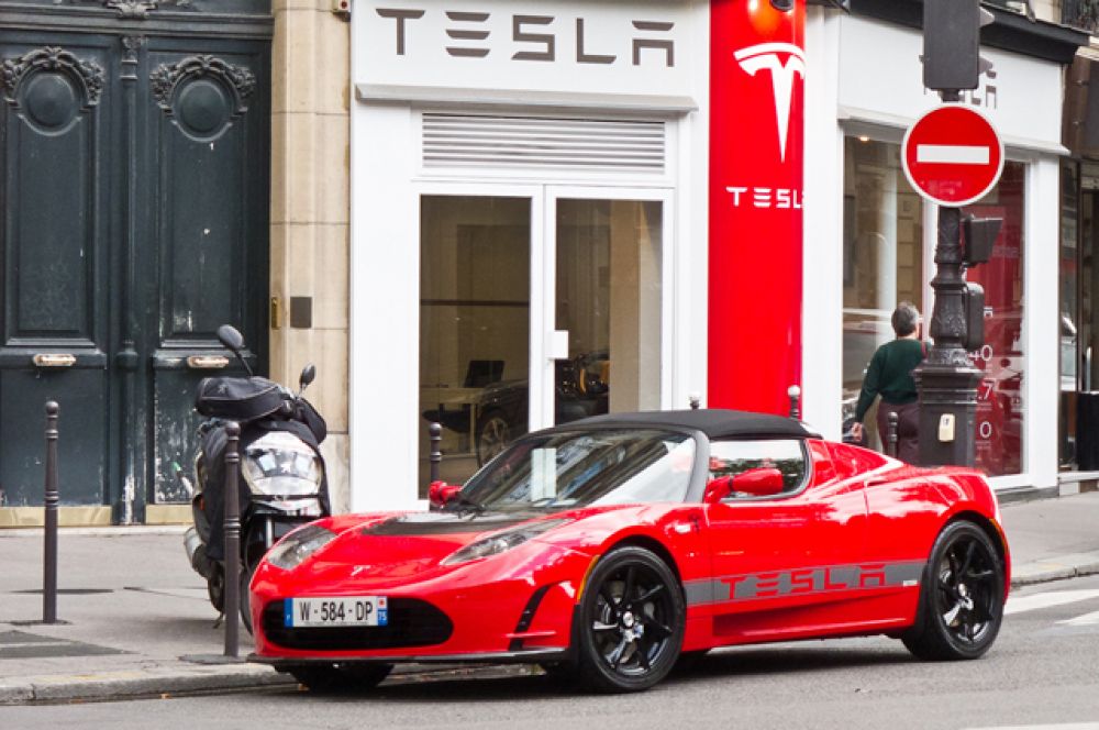 Трамп симпатизирует и автомобилям Tesla. Ему принадлежит модель Roadster.