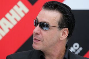 Солист группы Rammstein Тилль Линдеманн на презентации своей книги «В тихой ночи. Лирика».