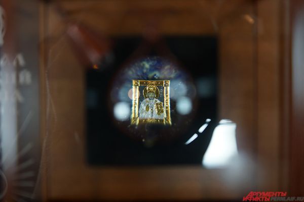 Икона Николая Чудотворца. Её размер - 6 на 8 мм. Создана она из олова, золота и акварели. 