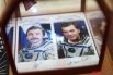 Микроминиатюрные автографы космонавтов Лазуткина и Сереброва располагаются на срезе рисового зёрнышка.