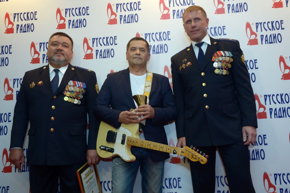 Певец Николай Расторгуев (в центре) и офицеры отряда «Альфа» на XXI Церемонии вручения национальной музыкальной премии «Золотой граммофон» в СК «Олимпийский» в Москве.
