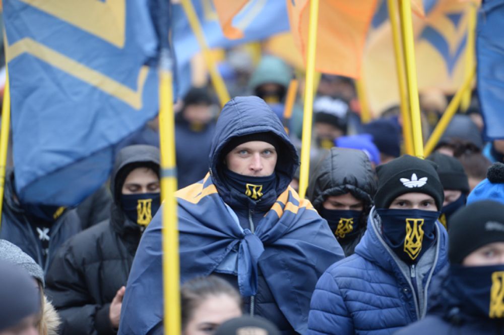 21 ноября 2013 года Майдан Незалежности в Киеве заняли сторонники евроинтеграции после заявления правительства Николая Азарова о приостановке подписания соглашения с Евросоюзом.