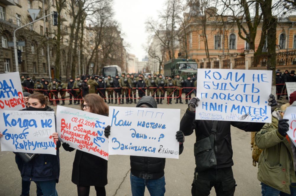 Уличные бои оппозиция вела с использованием огнестрельного оружия и «коктейлей Молотова», что привело к десяткам жертв.