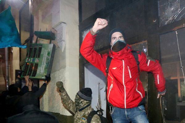 Митингующие разгромили одно из отделений «Сбербанка» в центре Киева.