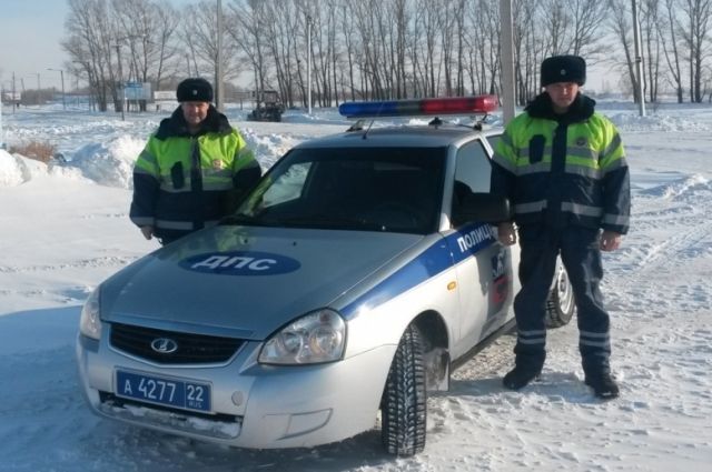 Сотрудники ДПС помогают водителям, которые в мороз застряли на трассе