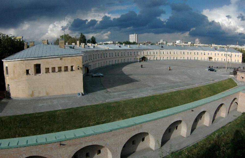 Киевская крепость, которую очень хорошо знают все киевляне является одной из самых больших в мире. Начали строить ее в 17 веке