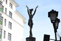 Памятник балерине Майе Плисецкой открыт в Москве на улице Большая Дмитровка.