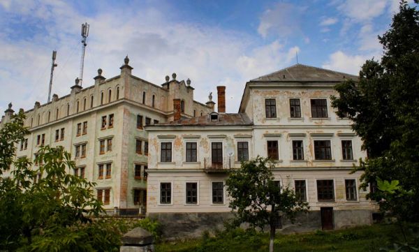 А это Ягольницкий замок, который построили в 1630 году в Тернопольской области