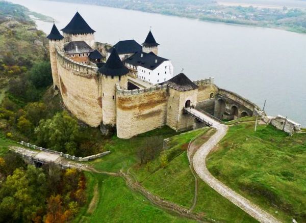 Легендарная Хотинская крепость считается одним из семи чудес Украины в Черновицкой области. Начинали строить ее еще в Х веке