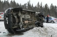 Микроавтобус с медиками опрокинуло в ДТП.