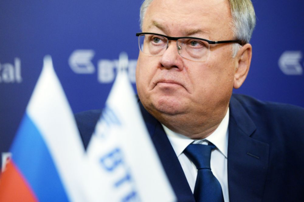 Президент — председатель правления Банка ВТБ Андрей Костин оказался вне рейтинга. Размер его вознаграждения Forbes не назвал, сославшись на отсутствие данных от группы ВТБ о ключевых менеджерах, на которых распределяется общее вознаграждение в размере $6,1 млрд.