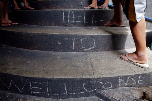 Надпись на лестнице при входе в тюрьму гласит: «Добро пожаловать в ад».