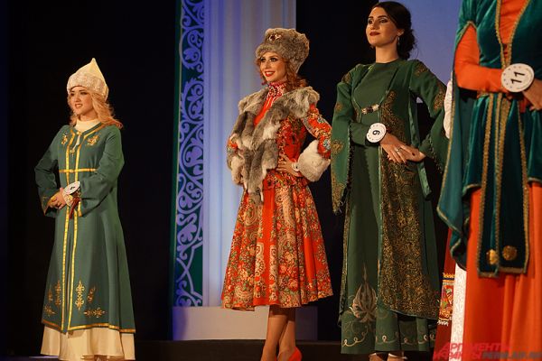 Неотъемлемой частью и, пожалуй, главным элементом гала-шоу стали яркие национальные костюмы девушек.