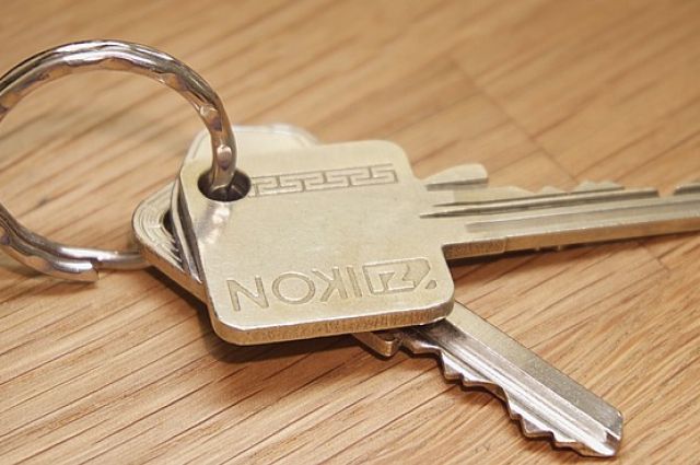 Мужчина нашел ключи от квартиры у своей гражданской жена.