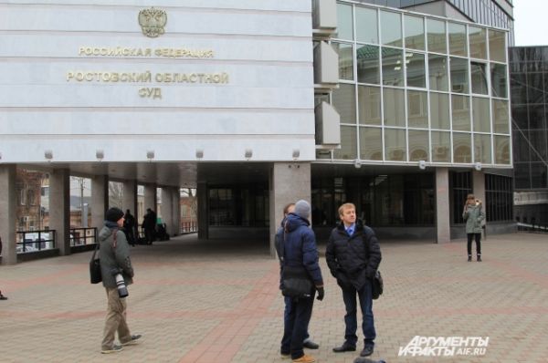Рабочий день для Виктора Януковича начался в Ростовском областном суде, куда он прибыл в качестве свидетеля по вопросу беспорядков в Киеве в 2013-2014 годах. Здесь ему организовали видеомост с украинским судом.