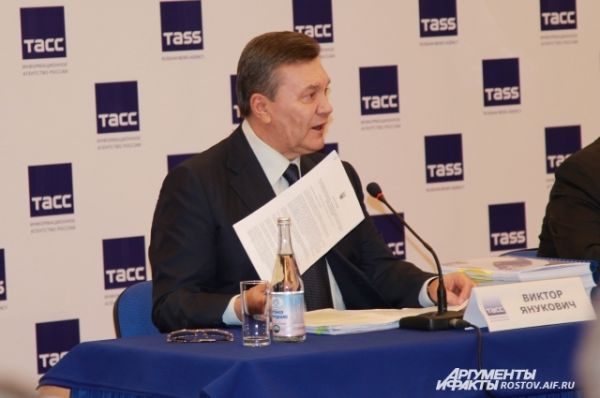 Виктор Янукович демонстрировал документы и трехтомные доказательства преступления новой власти.