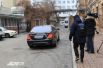 Микроавтобус, в котором находился Виктор Янукович, в сопровождении чёрного «Мерседеса» проследовали в Ростовский областной суд.