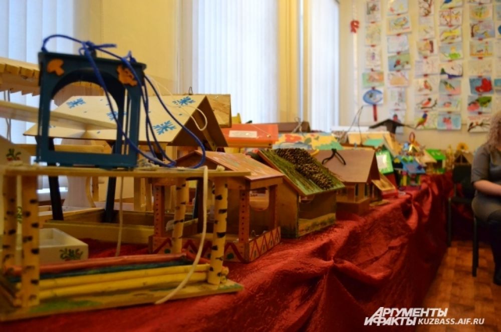 Если вы решили завести кормушку для птиц, готовьтесь ежедневно очищать её от остатков корма (чтобы не было инфекции) и не пересыпать еды – перекорм полезен не бывает.