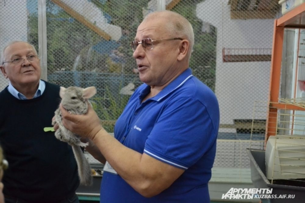 Детей и их родителей познакомил с животными (это черепахи, попугаи разных видов, экзотические птицы и грызуны, ёжики и т.д.) Николай Корпусов, заведующий биологическим отделом станции и руководитель живого уголка.