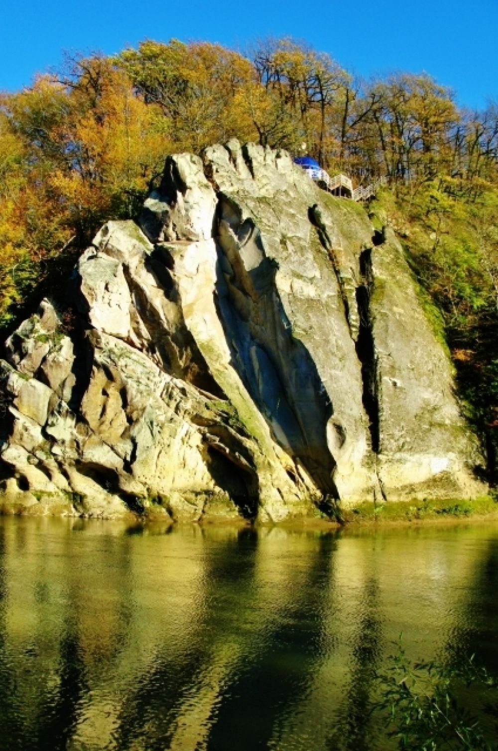 Скала Спасения (Петушок) на реке Псекупс в Горячем Ключе. Автор - Рагдай.
