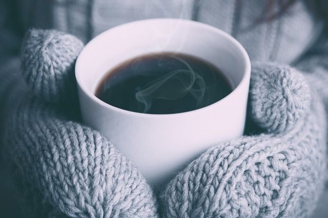 Тёплая одежда и горячее питьё помогут защититься от холода.