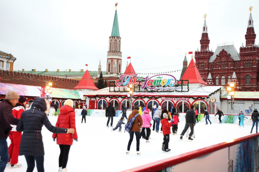 ГУМ-каток, Москва. Взрослый билет — 400-500 рублей, детский — 200-300 рублей.