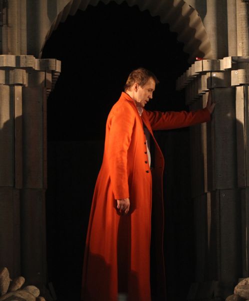 Евгений Миронов в роли Калигулы в сцене из спектакля «Калигула» в постановке Эймунтаса Някрошюса а Театре Наций, 2011 год.