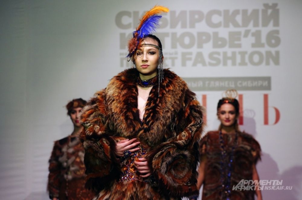 Изделия из меха и этнические мотивы в одежде придавали некоторым коллекциям драмматургический оттенок. Порой казалось, на подиуме не просто модели, а актеры театра или персонажи фильмов. За каждым читалась своя история.