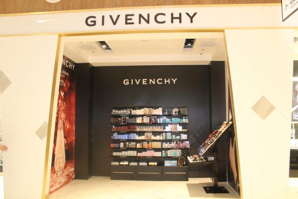 В универмаге появились очень престижные магазины духов Givenchy