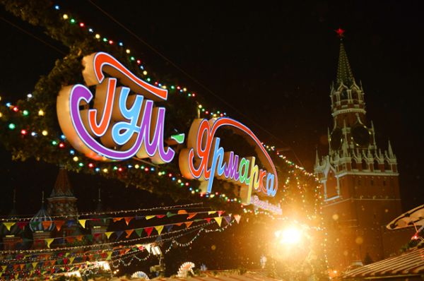На традиционной новогодней ГУМ-Ярмарке рядом с ГУМ-Катком на Красной площади в Москве.