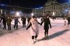 Посетители на открытии 11-ого сезона ГУМ-Катка на Красной площади в Москве.