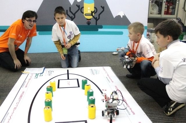 С 6 лет дети начинают конструировать роботов.